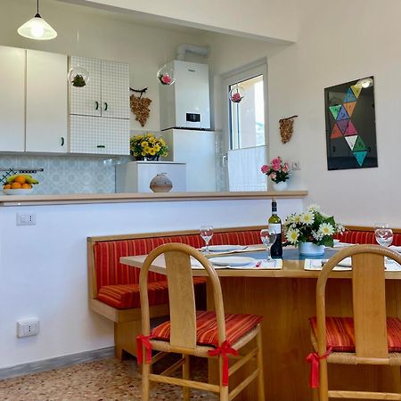 Il Nido Del Merlo Parcheggio E Giardino 베르바니아 외부 사진